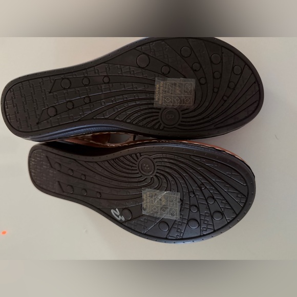 ARITZIA BRAND NEW! Brown Laser-Cut Women's Shoes - Picture 7 of 7